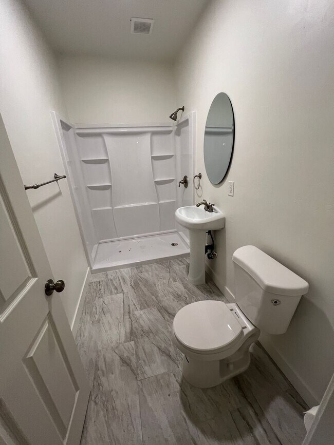 Building Photo - Recently Remodeled 1 Bed. Apt. Near Shopping & Public Transportation
