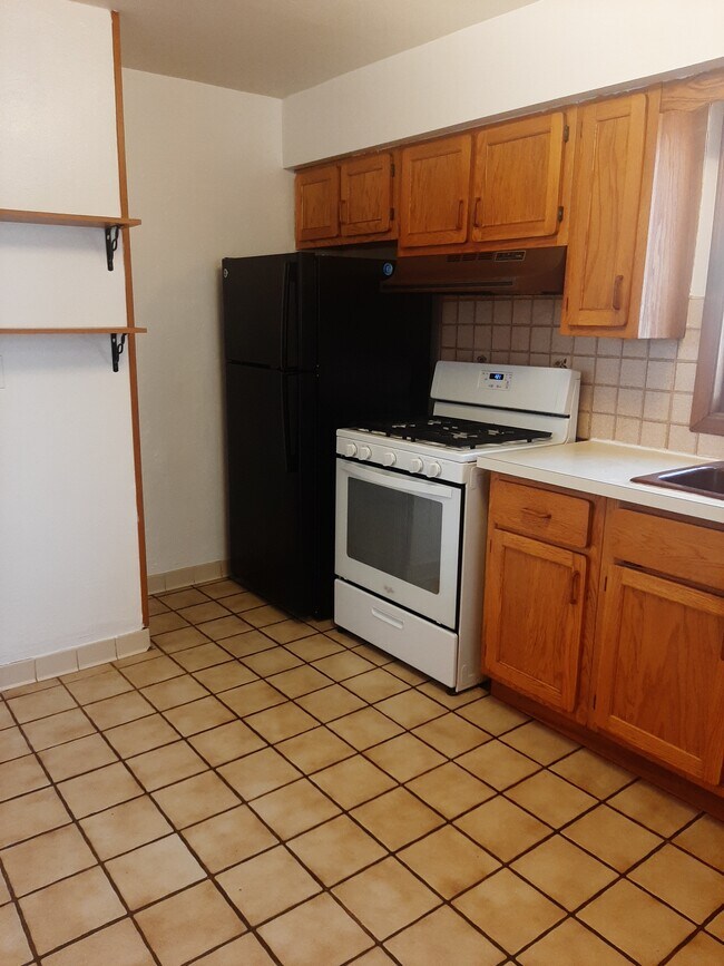 Kitchen - 517-1 Stafford Ave