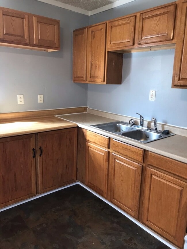 Building Photo - 4 bedrooms