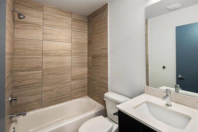 Building Photo - 3 Bed 2 Bathroom White Center Townhouse