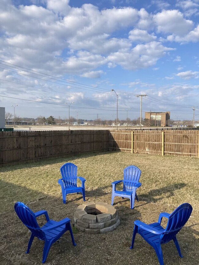 Building Photo - Charming 3 Bedroom, 2.5 Bathroom Home Fully Furnished in Benton Harbor Close to Lake Michigan and...