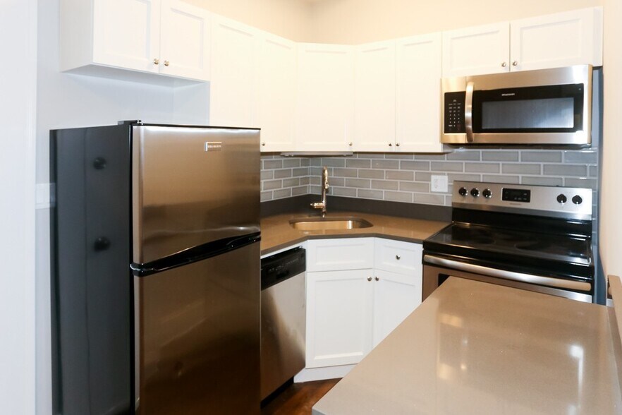 Building Photo - 817 W Lakeside Pl