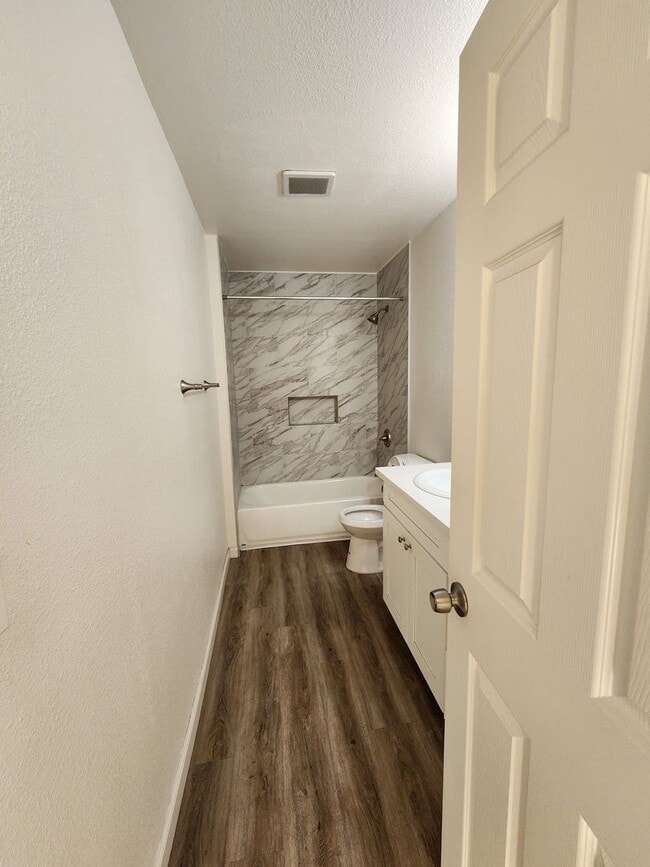 Building Photo - 3 bed, 2 bath