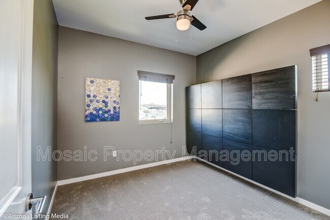 Building Photo - 525 W Lakeside Dr