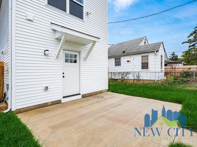 Building Photo - Recently Built 2 Bedroom 2 1/2 Bathroom Single Family Home in South Columbus!