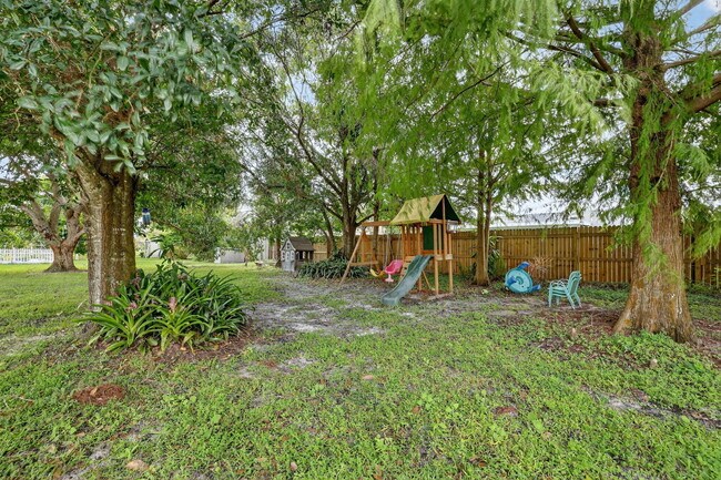 Building Photo - 2252 SE Aneci St