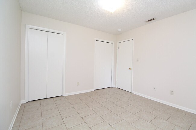 Building Photo - Gulf Breeze 2BR Apartment in Greenbriar with Large Bedrooms, Fenced Patio, Huge Backyard & Water/...