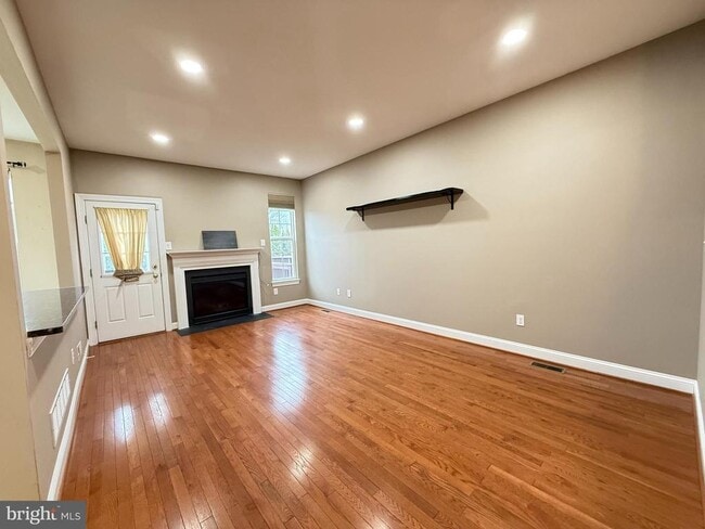 Building Photo - 122 Providence Ln