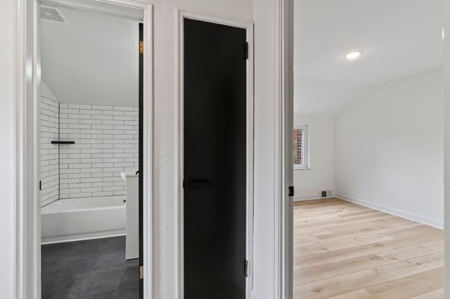 Building Photo - READY FOR MOVE IN! Fully RENOVATED 2-bedroom in Carrick!