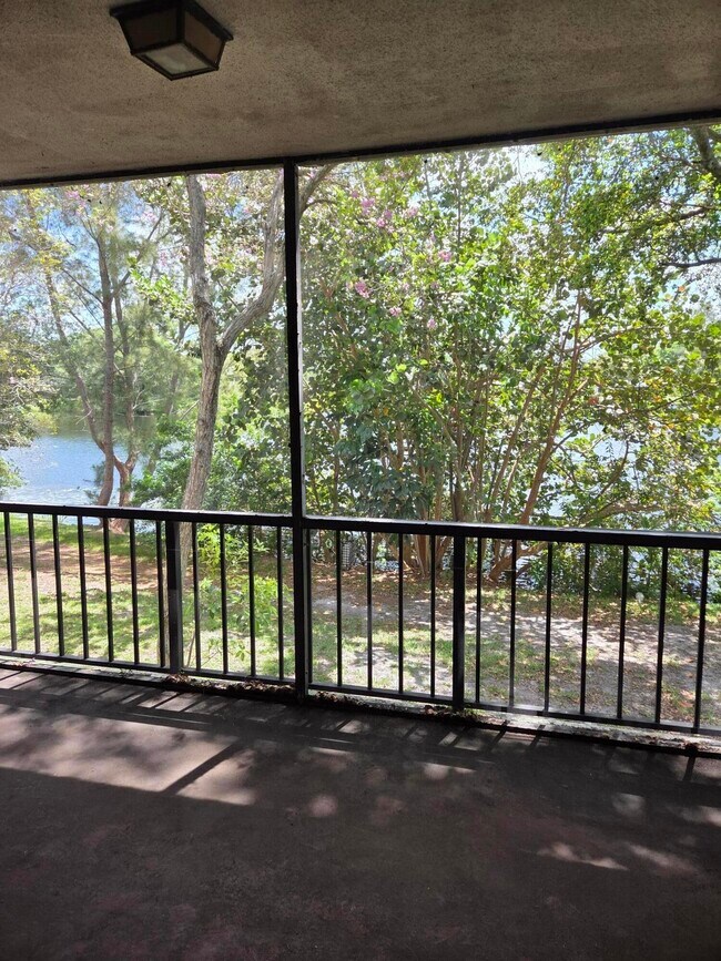 Building Photo - 3720 Inverrary Dr