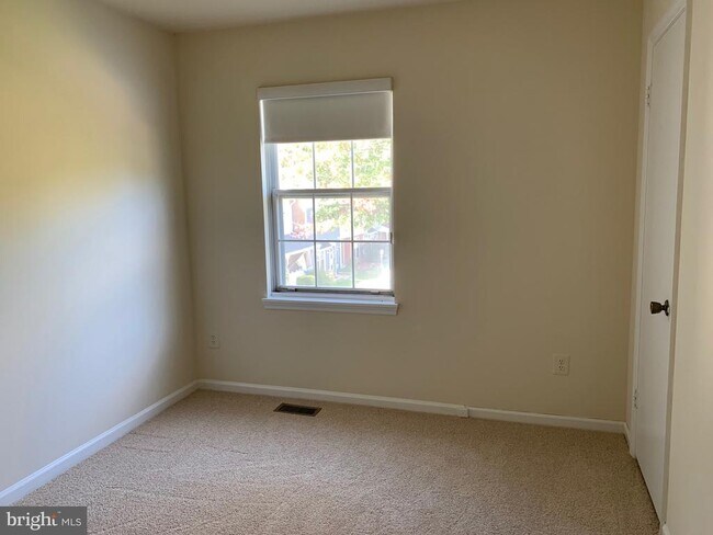 Building Photo - 8200 Aspen Glen Ct