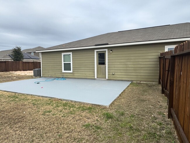 Building Photo - Nicely Updated 3 Bedroom 2 bath home in Lu...