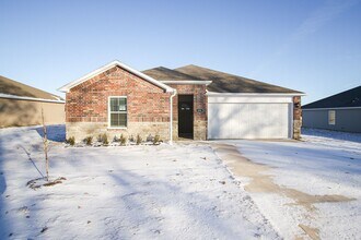 Building Photo - Beautiful new build ready for you!