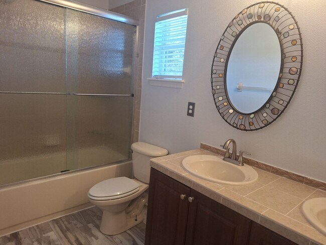 Building Photo - VA-VA ROOM! 5 BR  Home in Debary Country C...