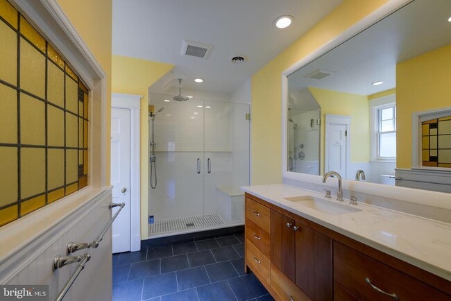 Building Photo - 5717 Chevy Chase Pkwy NW