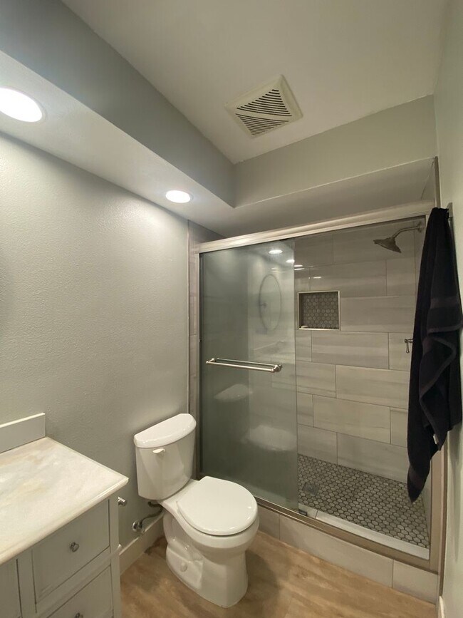 Building Photo - Recently Remodeled 3 BD 2 BA House in a Desirable SW Bakersfield