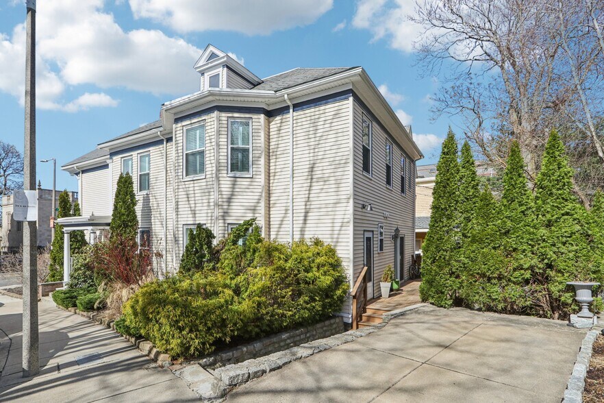 Building Photo - 424 Centre St