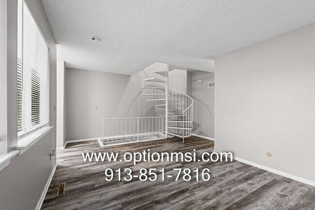 Building Photo - Freshly updated townhome in KCK