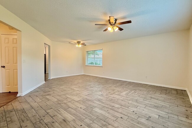 Building Photo - AVAILABLE NOW! (Pet Friendly)