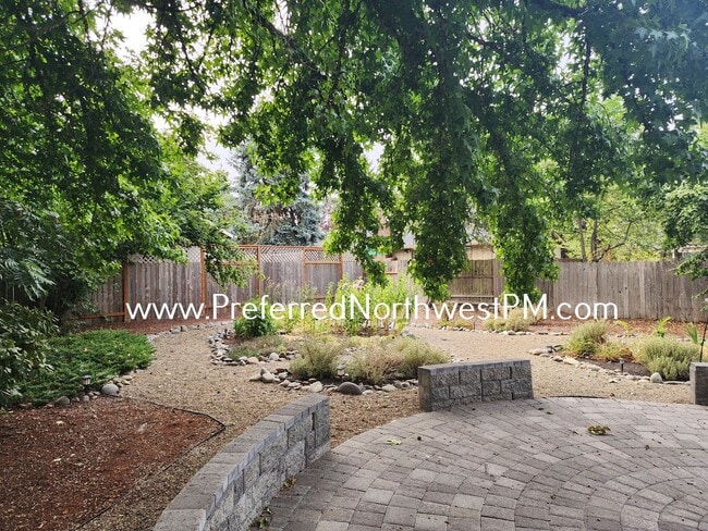 Building Photo - Beautiful 3 Bedroom Home off Garden Way
