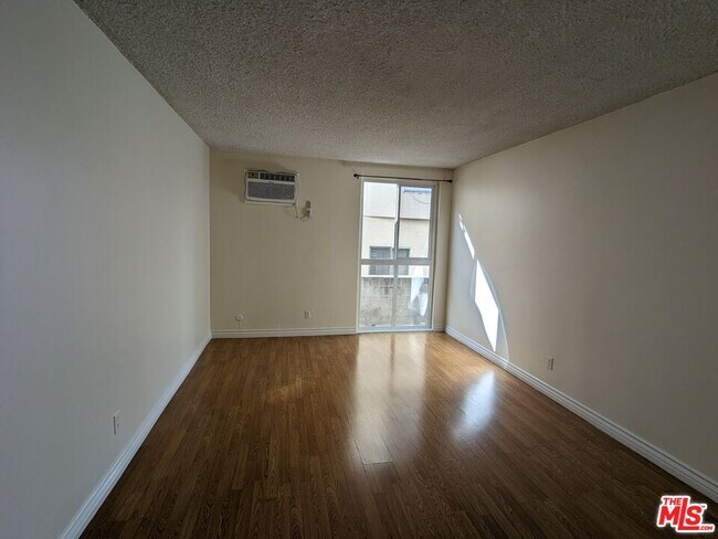 Building Photo - 633 N Sweetzer Ave