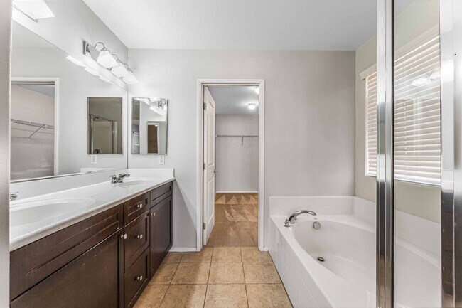 Building Photo - 3 BEDROOM IN HENDERSON WITH COMMUNITY POOL...