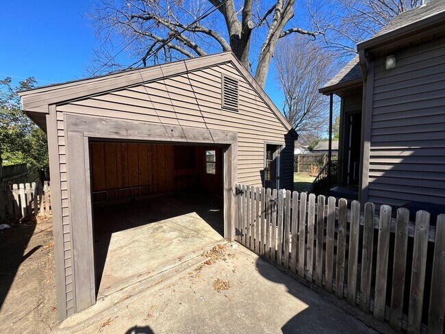 Building Photo - Beautifully renovated Midtown charmer