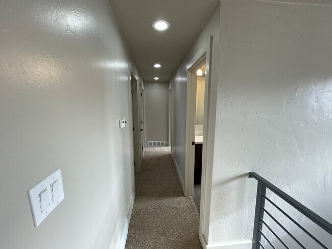 Building Photo - Spacious 6-Bedroom Magna Home with Fenced Yard