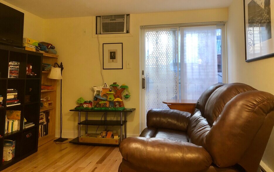 Building Photo - 711 Clymer St