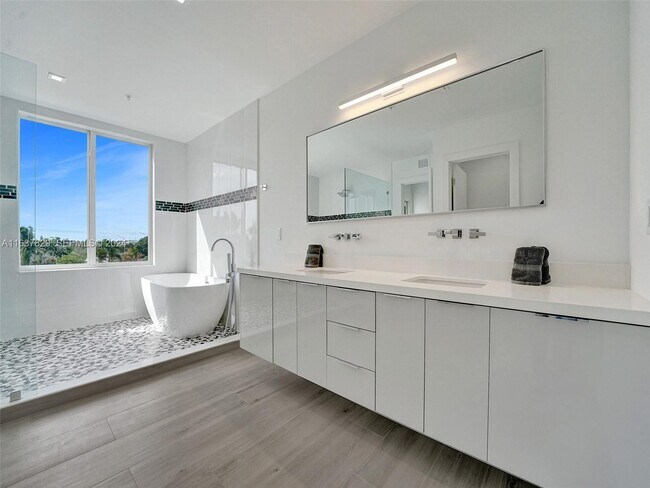 Building Photo - 1224 NE 15th Ave