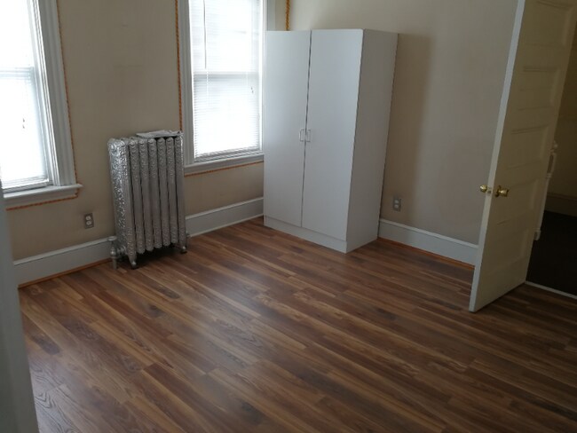 Building Photo - 34 Hume Ave