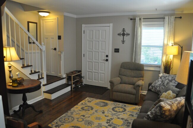 Building Photo - 107 S Iris St