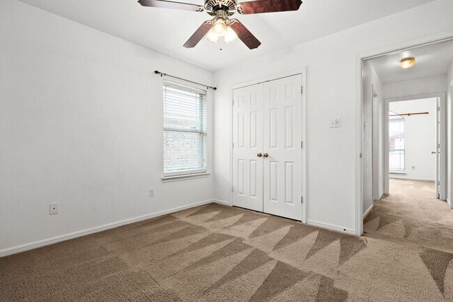 Building Photo - Spacious 4 bedroom home