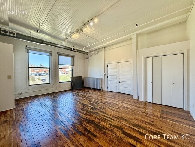 Building Photo - 1800 Central St