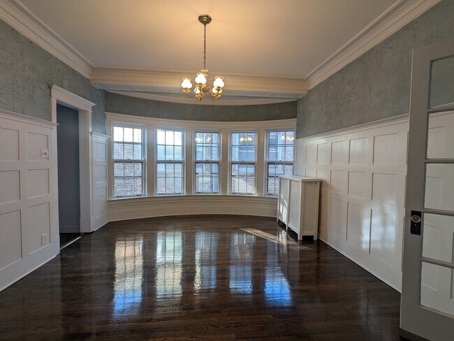 Building Photo - 5630 N Kenmore Ave