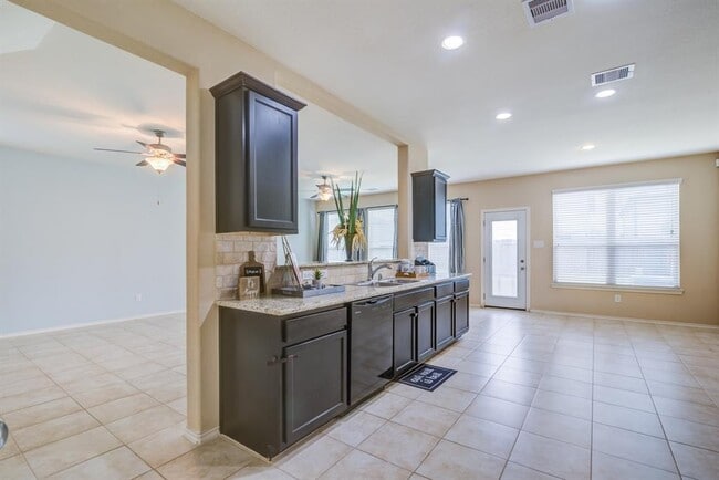 Building Photo - 6879 Dogwood Cliff Ln