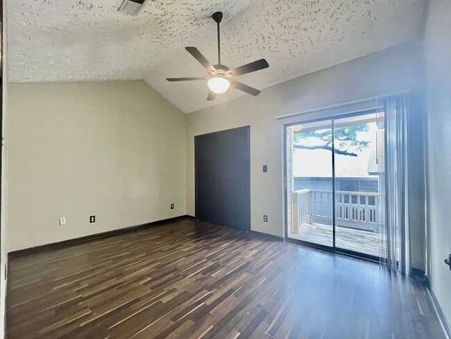 Building Photo - Gorgeous Condo, 2 Bedrooms/2 Balconies/2 Bathrooms - WALK TO CAMPUS! - Reduced Deposit - 50% off ...