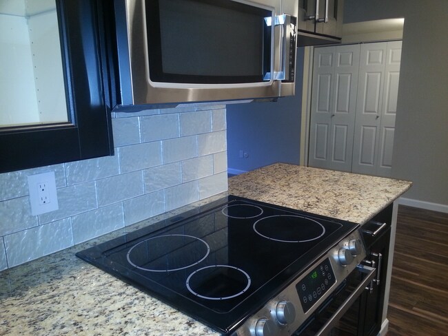 Building Photo - Newly renovated 1 Bed/1 Bath Condo near Lo...