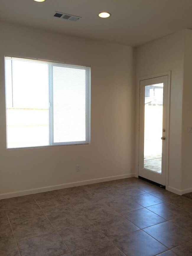 Building Photo - BEAUTIFUL  4+2 - $2550+$2550 Deposit - 93313