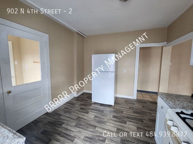 Building Photo - 3 bedroom 2 full bathroom apartment on the...