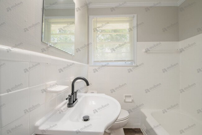 Building Photo - Newly Renovated & Spacious Home w/ Bonus Room