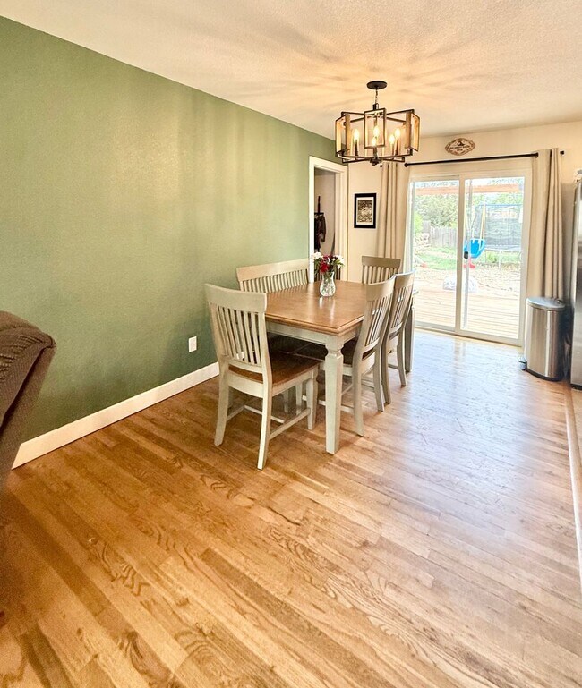 Building Photo - Renovated home on Yosemite for rent!