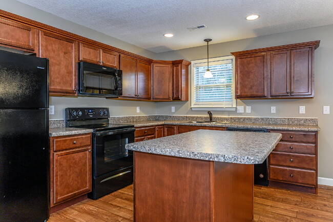 Building Photo - Charming 3-bed, 2-bath, 2017-construction ...