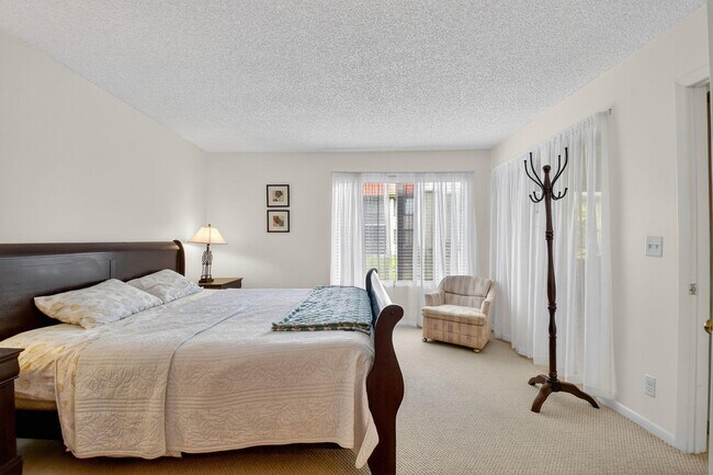 Building Photo - 5560 Fairway Park Dr