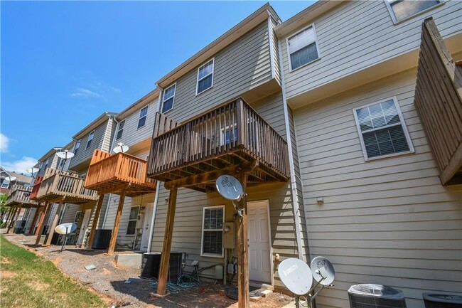 Building Photo - 2201 Landing Walk Dr