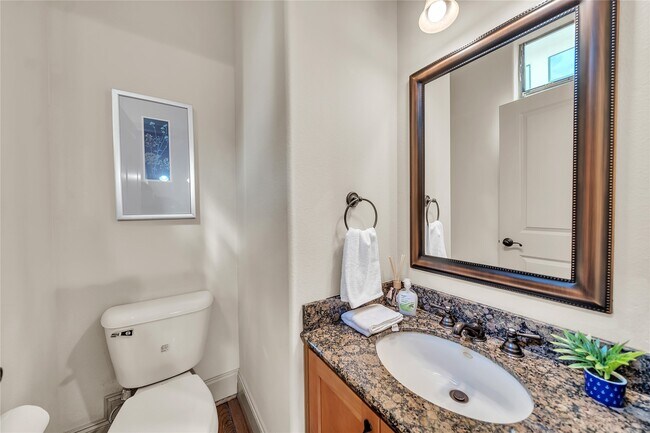 Building Photo - 2318 Camden Dr