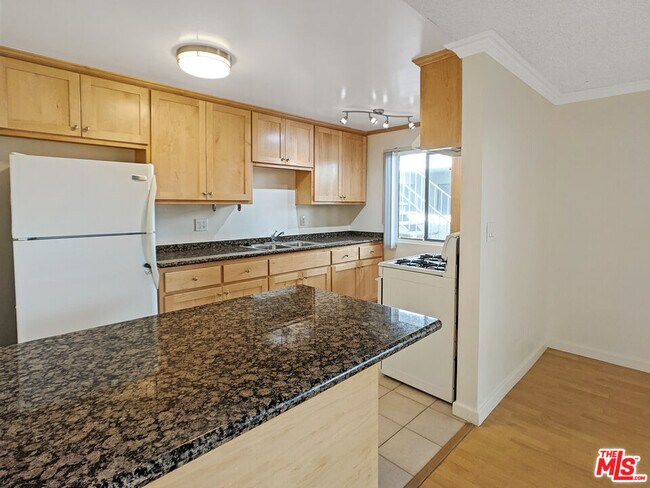 Primary Photo - 440 Raymond Ave