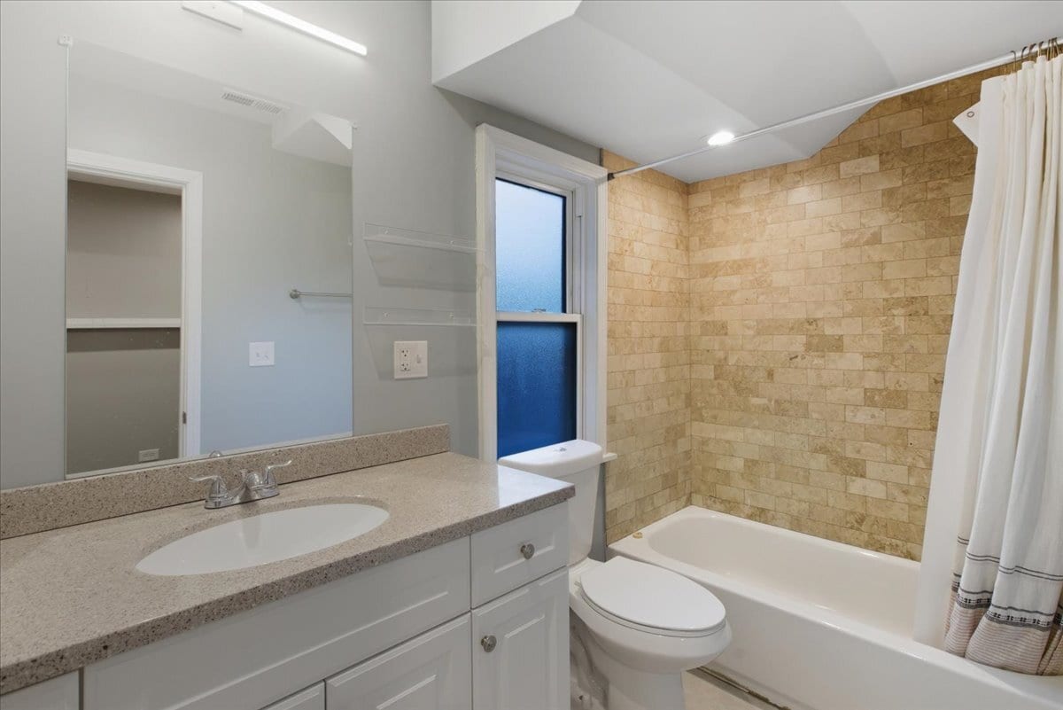 Building Photo - 1654 W Cortland St