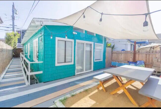 Primary Photo - 4928 Santa Monica Ave
