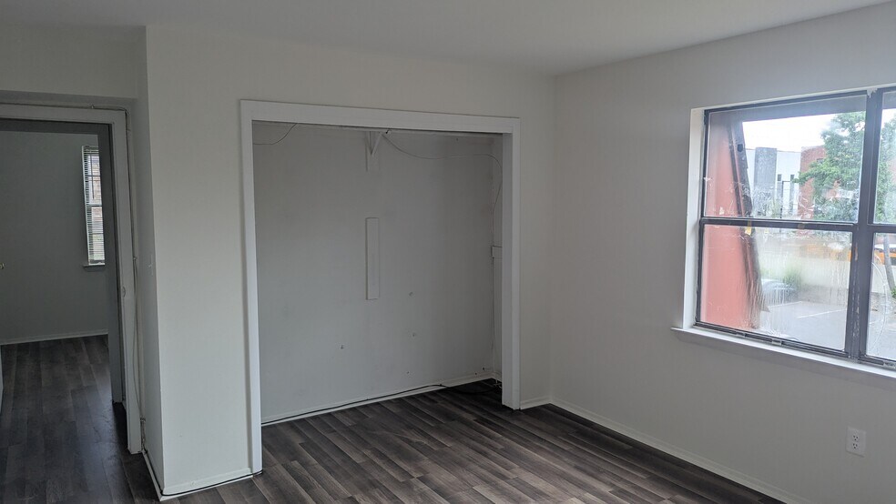 Building Photo - 1204 N Oaks Blvd
